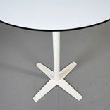 Begagnat barbord från Offecct, modell Propeller. Med diameter på 90 cm och en höjd på 108 cm. Färgen är vit både på bordsskiva och stativ. Bordsskivan har en svart kant.  