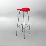 Begagnad barpall från Offecct, modell Cornflake. Röd sits och underredet i kromfinish, med fotstöd. Mått: bredd 43 cm, djup 33 cm och höjd 80 cm.  