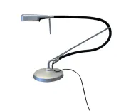 Begagnad skrivbordslampa Arketto från Glamox Luxo. Grålackad lampa med svartklädd arm. Mått: Höjd 97 cm, Bredd 60 cm, Djup 60 cm. 