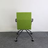 Begagnad stol med hjul Form från Martela i grön tyg. Mått: Sitthöjd: 46 cm, Höjd: 95 cm, Bredd: 65 cm, Djup: 63 cm. 