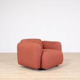 Begagnad fåtölj Swell från Normann Copenhagen, rostfärgad. Mått: Höjd: 67 cm, Sitthöjd: 40 cm, Sittbredd: 50 cm, Ryggbredd: 64 cm, Sittdjup: 62 cm. 