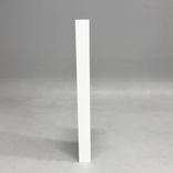 Begagnat broschyrställ Ridå från Karl Andersson & Söner. Vit stomme, fack i grå formfilt. Mått: bredd 37 cm, djup 12.5 cm och höjd 157.5 cm. 
