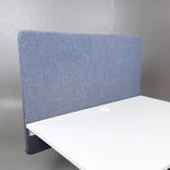 Begagnad bordsskärm från Boom Interiör i blått tyg. Mått: bredd 120 cm och höjd 80 cm. 
