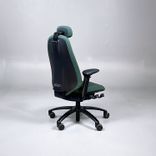 Begagnad sittgrupp med grön kontorsstol från RH, och höj- och sänkbart skrivbord. Mått: Bredd 160 cm, Djup 80 cm, höjd 65–125 cm. 