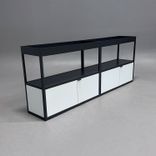 Begagnad öppen förvaring New Order från Hay. I mörkgrå stomme och ljusgrå dörrar. Mått: Bredd: 200 cm, Djup: 34 cm, Höjd: 80 cm. 