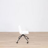 Begagnad stol med hjul Catifa 46 Trestle Swivel från Arper i vitt med svarta ben. Mått: Mått: Höjd: 48 cm, Rygg: 47x30 cm, Sits: 53x37 cm. 