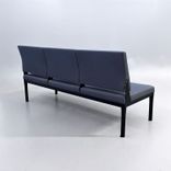 Begagnad soffa Reform från Johanson Design med mörkgrå tygklädsel och svarta ben. Mått: Bredd 180 cm, sitthöjd 46 cm.