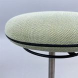 Begagnad balanspall Joi från Savo i ljusgrönt tyg med kromat stativ och beige platta. Mått: Justerbar sitthöjd mellan 58–79 cm. 