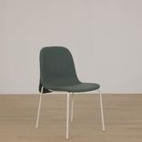 Begagnad konferensstol Cape från Offecct i grönt. Mått: Total höjd: 80 cm, Sitthöjd: 45 cm, Rygghöjd: 42 cm, Sittbredd: 46 cm, Ryggbredd: 42 cm, Djup: 42 cm. 