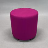 Begagnad cylinderformad sittpuff Bongo från Johanson Design i rosa. Mått: Diameter 45 cm och höjd 44 cm. 