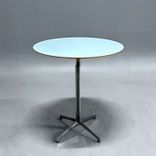 Begagnat runt barbord Madison från Johanson Design. I ljus turkos färg med fasade kanter och kromstativ. Mått: diameter 90 cm och höjd 101 cm.