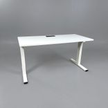 Begagnat höj- och sänkbart skrivbord Migration från Steelcase i vit färg. Mått: bredd 140 cm, djup 70 cm samt justerbar höjd mellan 65 - 125 cm. 