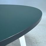 Begagnat runt konferensbord Collaborate från Efg, med mörkgrön skiva och vita ben. Mått: Diameter 140 cm och höjd 72 cm. 