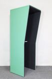 Begagnat telefonbås från Glimakra of Sweden, modell Limbus. Med grön utsida och grå insida. Inkl. vitbetsad hylla. Mått: Bredd 70 cm, Djup uppe 79 cm, Djup nere 60 cm, Djup hyllplan 20 cm, Höjd 208 cm.