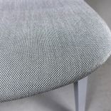 Begagnad fåtölj Visu Lounge från Muuto med ljusgrå klädsel och ben. Mått: Bredd 60 cm, djup 58,5 cm och höjd 70 cm. 