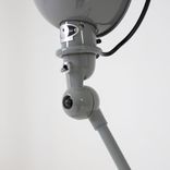 Begagnad golvlampa Loft D9406 från Jieldé i grått. Mått: höjd 240 cm, fotdiameter 35 cm och lampdiameter 16 cm. 