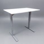 Begagnat höj/sänkbart skrivbord med bordsskiva i vit laminat och silverfärgat stativ. Mått: bredd: 120 cm, djup: 80 cm, justerbar höjd 70 cm - 120 cm.  