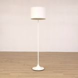 Begagnad golvlampa från By Rydéns i vitt. Mått: höjd 163 cm, lampskärm med 40 cm diameter och fot med 32 cm diameter. 
