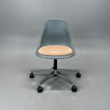 Begagnad stol med hjul Eames Plastic Side Chair PSCC från Vitra. Grått plastskal, ljusrosa sittdyna, kromat underrede. Mått: Bredd 46,5 cm, Djup 55 cm, Höjd 76-88,5 cm. 