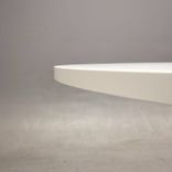 Begagnat konferensbord från Materia, modell Centrum. Rund bordsskiva i vit färg, stativ i krom. Mått: Diameter 120 cm, höjd 72 cm. 