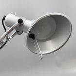 Begagnad skrivbordslampa Tolomeo Mini från Artemide i grått. Mått: Höjd: 54 cm, Längd 68 cm, Maxhöjd: 108 cm. 