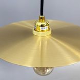 Begagnad taklampa i mässing med platt skärm. Mått: diameter 25 cm. 