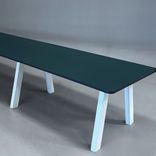 Begagnat konferensbord Collaborate från EFG med mörkgrön bordsskiva och vitt underrede. Mått: bredd 440 cm, djup 90 cm, höjd 72 cm. 