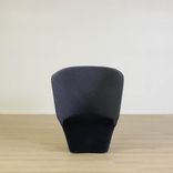 Begagnad fåtölj med hög rygg Layer från Offecct i mörkblått. Mått: Höjd: 106 cm, Sitthöjd: 42 cm, Rygghöjd: ca 68 cm, Bredd: 85 cm, Sittdjup: ca 75 cm. 