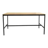 Begagnat projektbord från Muuto, modell Base High Table. Ett högt rektangulärt bord i ek med svarta detaljer. Perfekt för arbetsplatser och sociala miljöer. Mått: Höjd 95,5 cm, Bredd 195 cm, Djup 85 cm.
