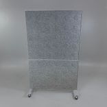 Begagnad whiteboard på hjul Alumi Kombi Dot från Abstracta. I grå/vit. Mått: bredd 120 cm, djup 6.3 cm och höjd 200 cm. 