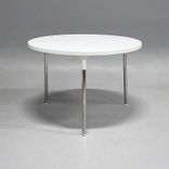 Begagnat runt cafébord från Materia, modell Silent Whisper i vit färg med kromben. Bordet har en diameter på 105 cm och höjd på 72 cm. Idealiskt för kontor eller kök.