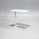 Begagnat laptopbord Tool från Offecct, med ljusgrå bordsskiva. Mått: justerbar höjd mellan 55 till 72 cm. 