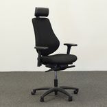 Begagnad kontorsstol Surf från Officeline i svart. Med arm och nackstöd. Mått: öjd justerbar från 110 cm till maxhöjd 123 cm. 