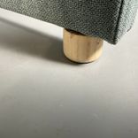 Begagnat EFG Surround Me arbetsbås i ljusgrön färg. Mått på båset är bredd 120 cm, djup 120 cm och höjd 140 cm. Inkluderar ett fast bord för stabil funktion samt erbjuder effektiv ljuddämpning för tysta arbetssessioner.
