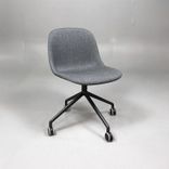 Begagnad stol med hjul Fiber Side Chair från Muuto i grå tygklädsel och mörkgrått underrede. Mått: Bredd 47,5 cm, djup 53 cm och sitthöjd 46 cm. 