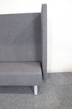 Begagnad soffa med hög rygg Box från Brizley klädd i grått tyg. Mått: Bredd: 195 cm Djup: 73 cm Höjd: 140 cm Sitthöjd: 45 cm. 