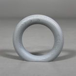 Begagnad klädhängare från HAY, modell Gym Hooks. Rund och ihålig i formen. I grå färg. Mått: Diameter 12,5 cm 
