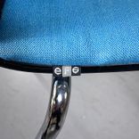 Begagnad konferensstol från EFG modell Sit.. Sits, stoppad med slitstark textil i ljusblå färg, rygg i svart, och ben i krom. Armstöd. Mått: Bredd 52 cm, Djup 56 cm, Höjd 81 cm, Sitthöjd 45 cm. 