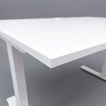 Begagnat höj-/sänkbart skrivbord i vit laminat. Inklusive kabelrännor för sladdhantering. Höjd 70 - 120 centimeter. 