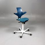 Begagnad kontorsstol med sadelsits Capisco Puls 8020 från HÅG i blått. Mått: Höjd 47 cm - 56 cm. 