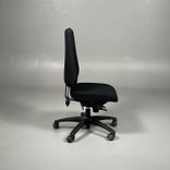 Begagnad kontorsstol modell 6340 från Lanab Group. I svart tyg med justerbart rygg- och sittdjup för optimal komfort. 