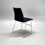 Begagnad konferensstol från Four Design, FourCast Line med helklädd sits och rygg i svart tyg, stativ i krom. Mått: bredd 45 cm, djup 52 cm, höjd 83 cm, sitthöjd 47.5 cm. 