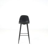 Begagnad barstol Tracy från Mio i svart med sits i konstläder, metallben och fotstöd. Mått:  Totalhöjd 101 cm, sitthöjd 73 cm, sittbredd 44 cm, sittdjup 45 cm. 