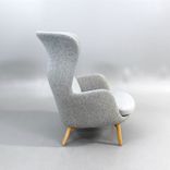 Begagnad fåtölj Ro JH2 från Fritz Hansen i ljusgrått med ben i ek. Mått: bredd 80 cm, djup 97 cm, höjd 113 cm, sitthöjd 43 cm. 