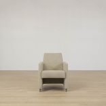 Begagnad fåtölj CD Lobby från Inno i beige tyg. Mått: höjd: 80,5 cm, Sitthöjd: 43,5 cm, Sittbredd: 49 cm, Sittdjup: 50 cm. 
