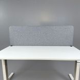 Begagnad bordsskärm Softline 30 från Abstracta i grått tyg. Mått: Bredd 160 cm x Djup 3 cm x Höjd 65 cm. 