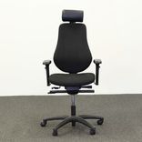 Begagnad kontorsstol Surf från Officeline i svart. Med arm och nackstöd. Mått: öjd justerbar från 110 cm till maxhöjd 123 cm. 