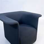 Begagnad fåtölj Hub från Materia med svart klädsel. Mått: Bredd: 90 cm, Djup: 79 cm, Höjd: 71 cm, Sitthöjd: 43 cm. 