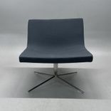 Begagnad fåtölj Bond från Offecct. I grått tyg med ett kromat kryssunderrede. Mått: bredd 68 cm, djup 67 cm och höjd 69 cm. 