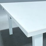 Begagnat konferensbord med kabellucka Snitsa från SA Möbler i vitt. Mått: bredd 200 cm, djup 120 cm och höjd 72 cm. 
